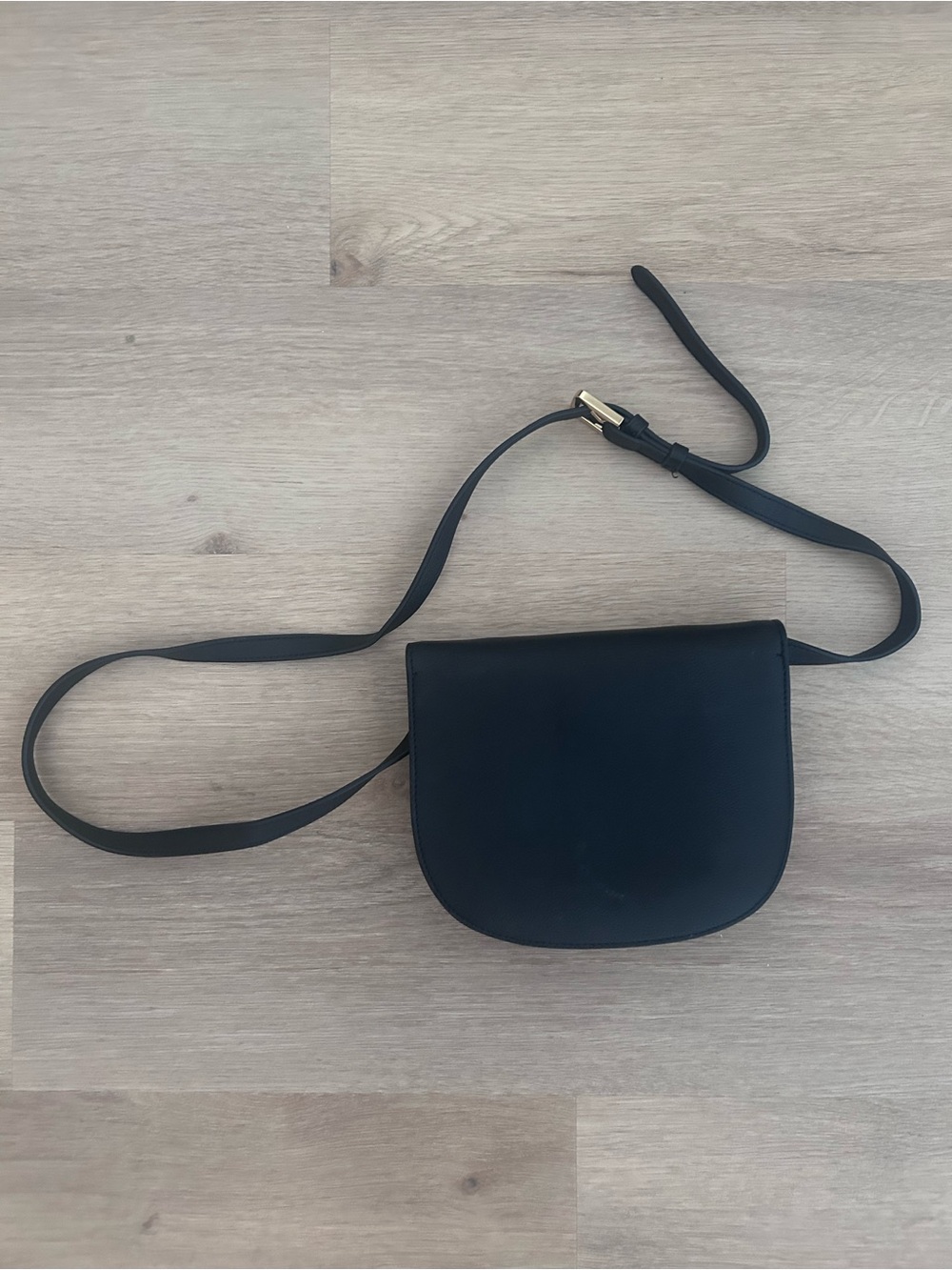 Quince Italian Leather Saddle Crossbody Bag Black Gold Hardware Adjustable - Picture 5 of 6